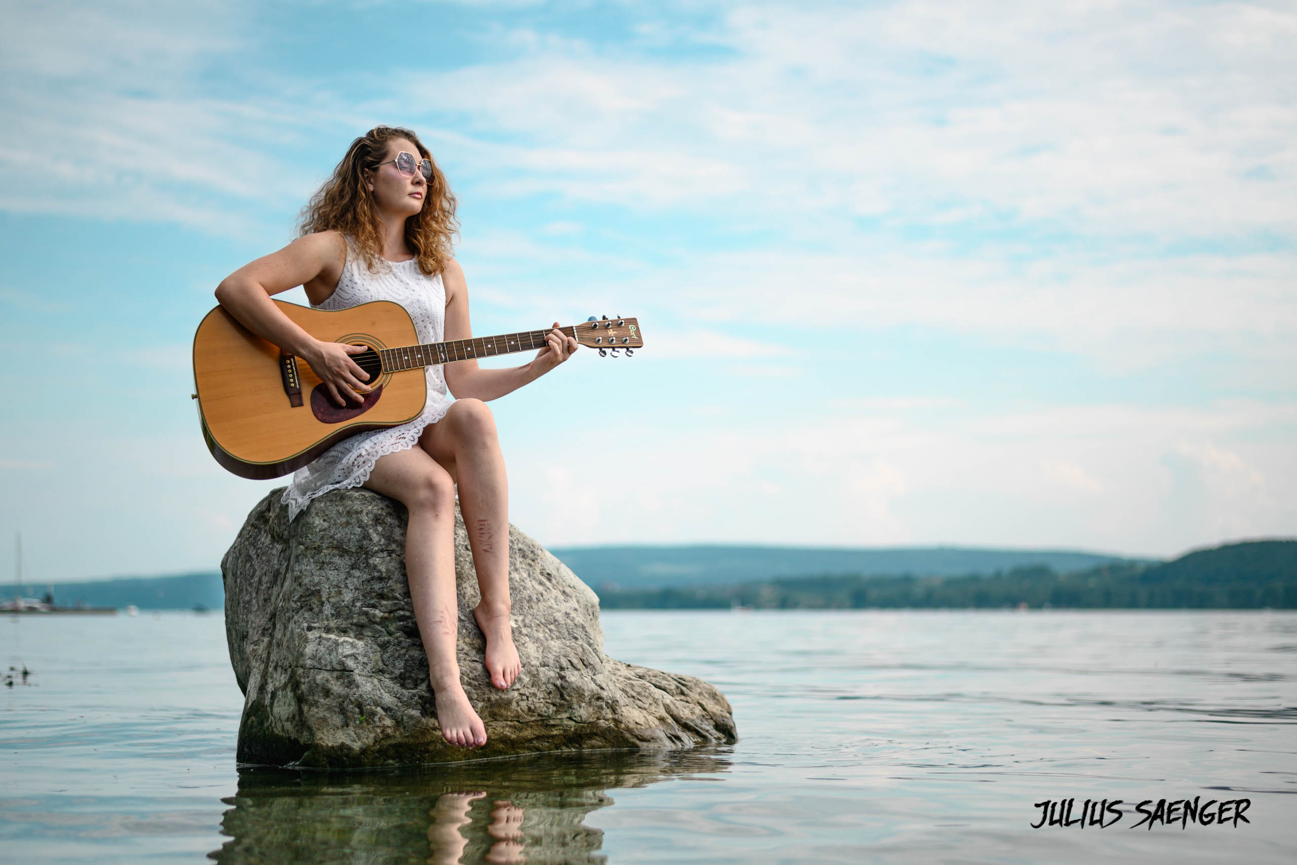 Portrait von Cassandra Gogolin mit Gitarre in Radolfzell am Bodensee