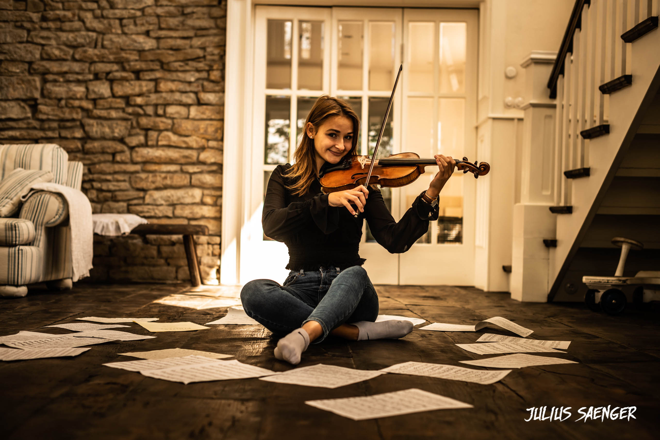 Isabel Shauer am Geige spielen zwischen Notenblättern