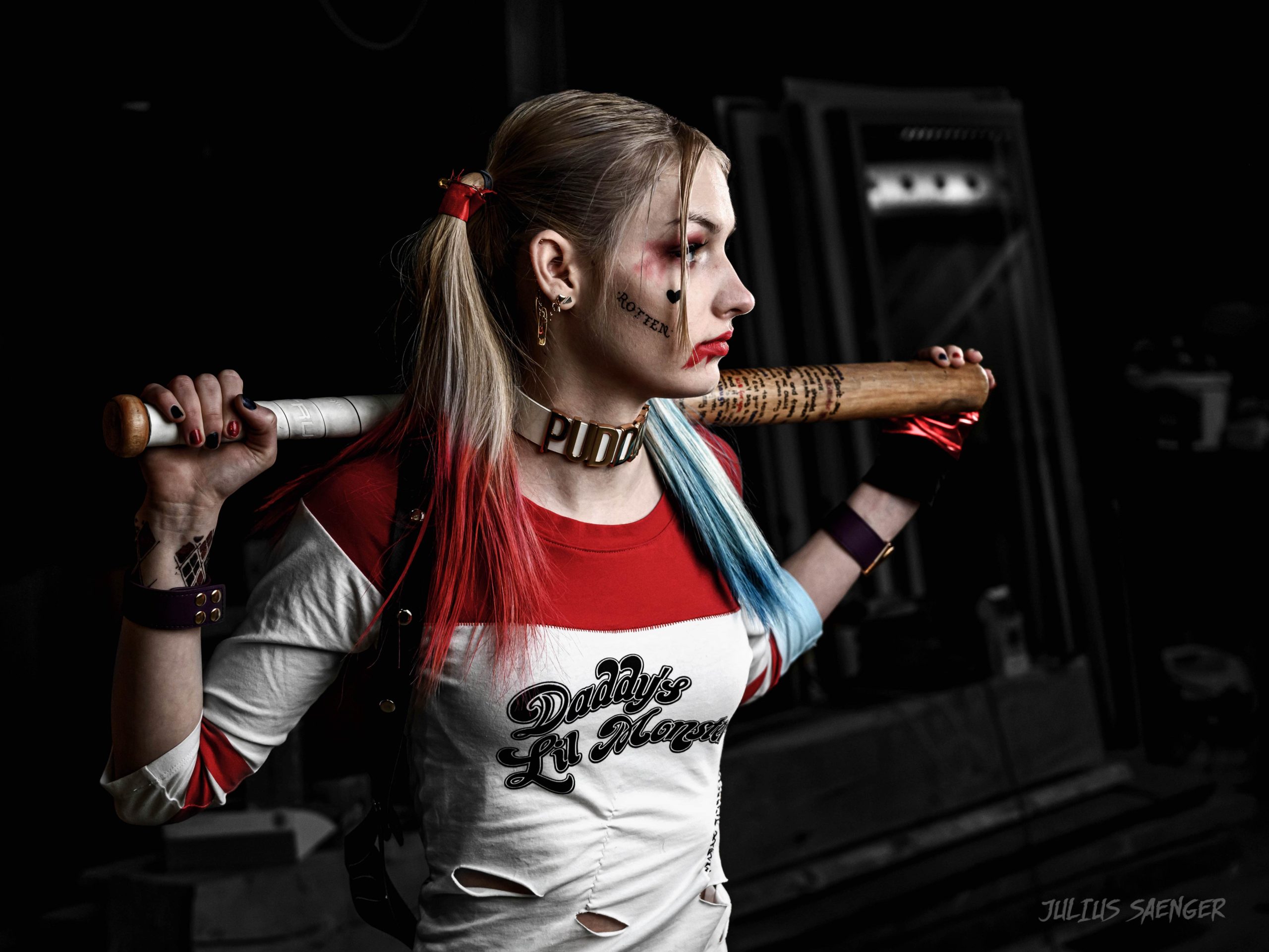 Loana Schäfer als Harley Quinn mit einem Baseballschläger