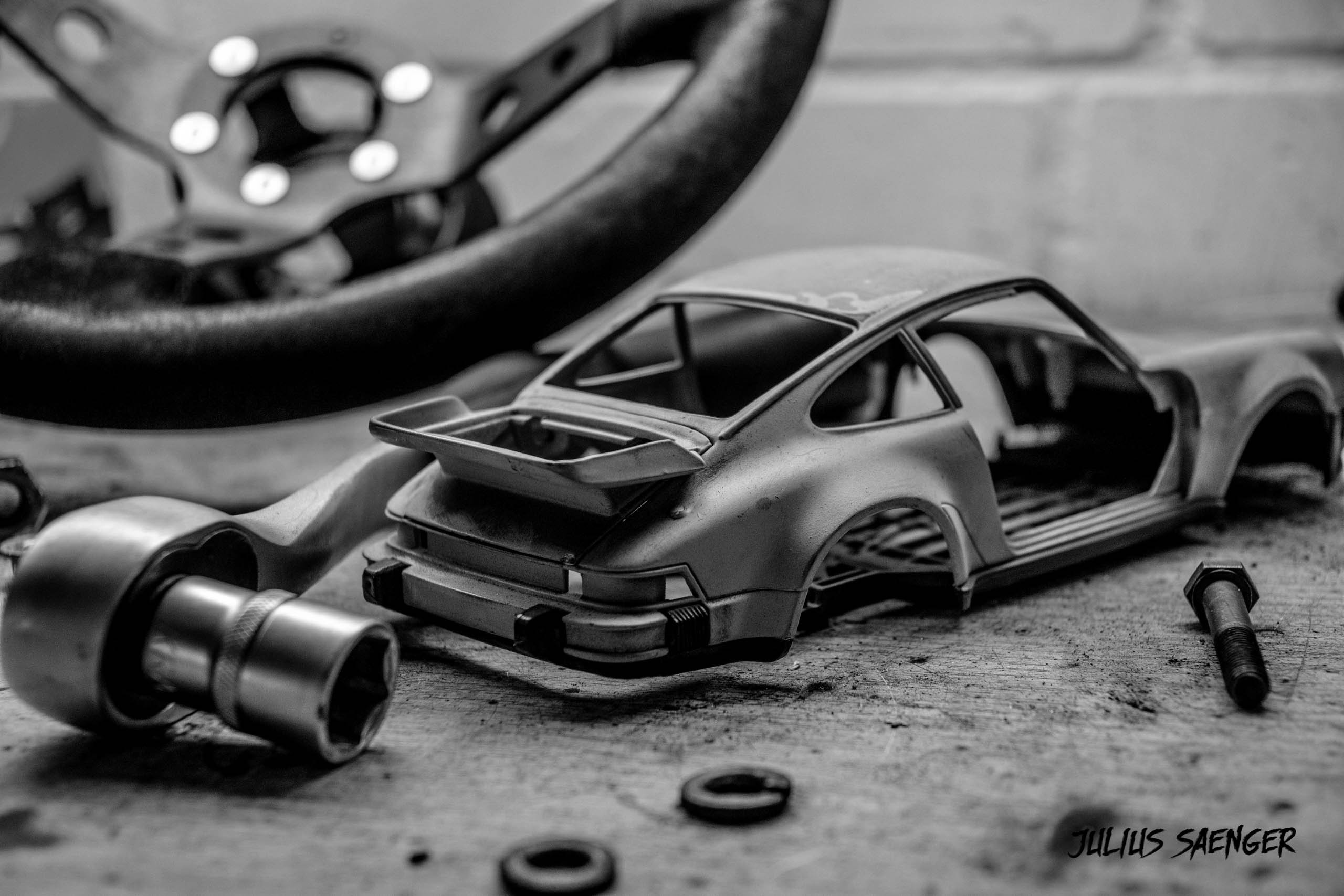 Kaputter Model Porsche auf einer Werkbank